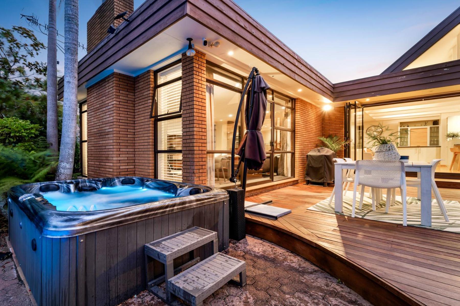 Entire House With Pool, Spa โอ๊คแลนด์ ภายนอก รูปภาพ